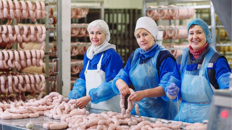 Līniju darbinieki pārtikas fabrikā