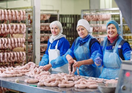 Līniju darbinieki pārtikas fabrikā